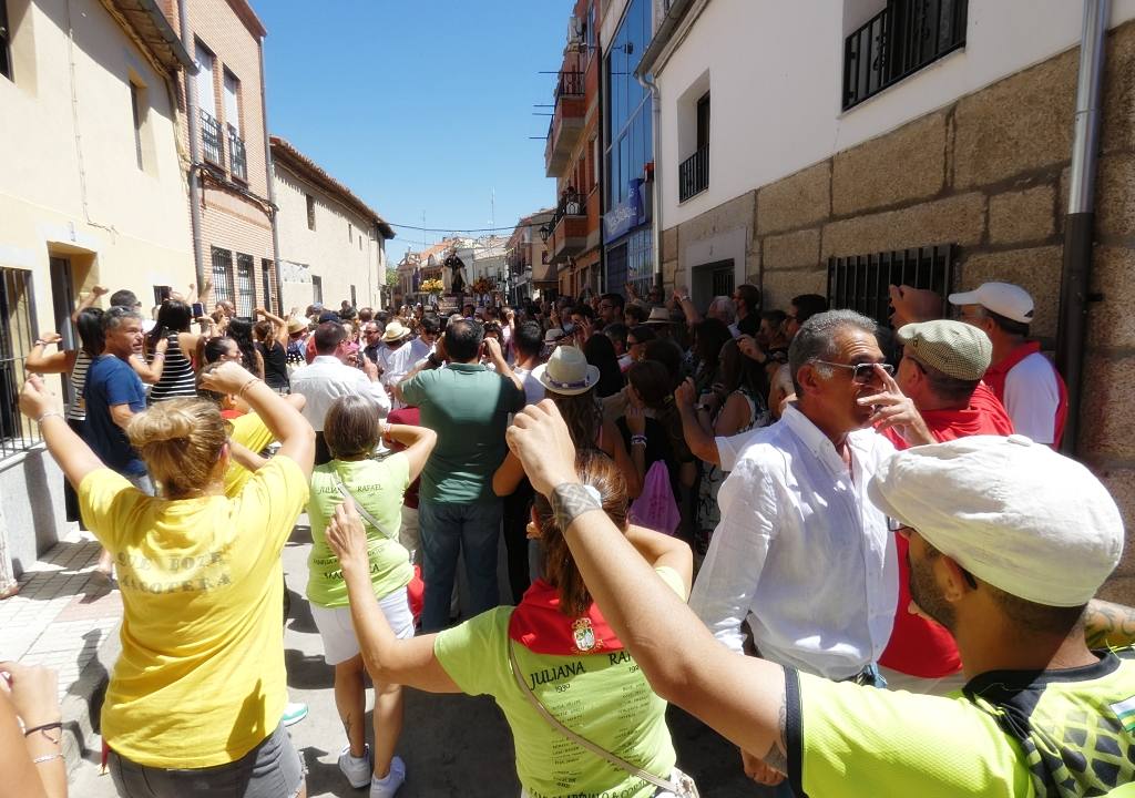 La devoción llena las calles de Macotera