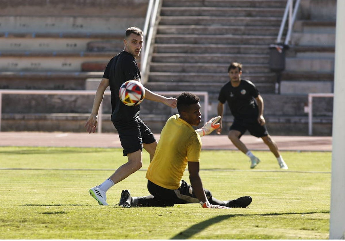 El delantero Germán Fassani supera a Moha durante el entrenamiento de este miércoles en Las Pistas.