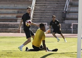 El delantero Germán Fassani supera a Moha durante el entrenamiento de este miércoles en Las Pistas.