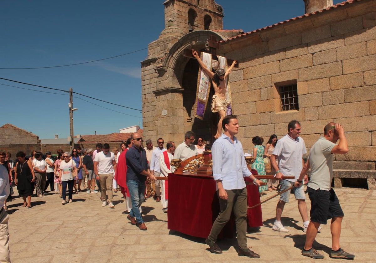 Villar de la Yegua rinde pleitesía al Santo Cristo