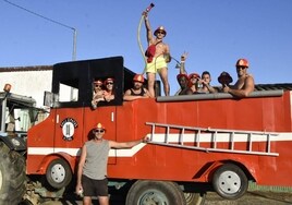 Carroza de bomberos en el desfile de Cipérez