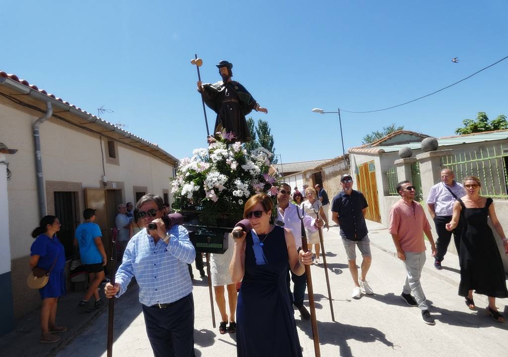 Jotas en honor a San Roque por las calles de Cantaracillo