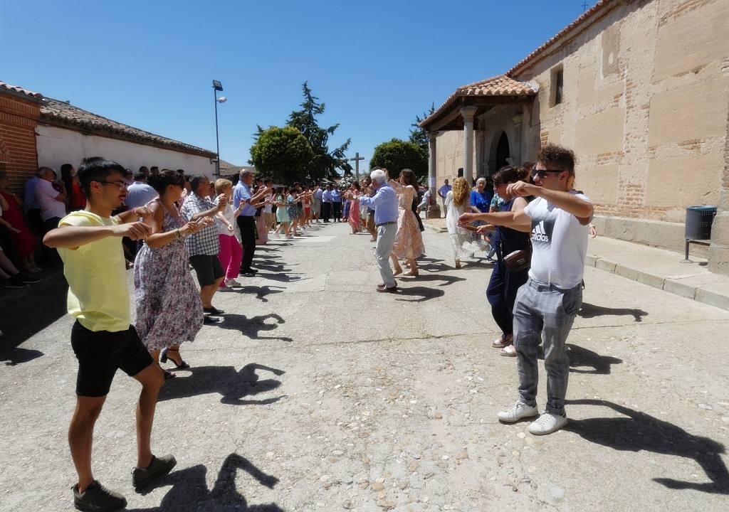 Jotas en honor a San Roque por las calles de Cantaracillo