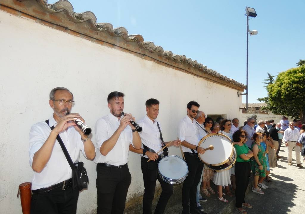 Jotas en honor a San Roque por las calles de Cantaracillo