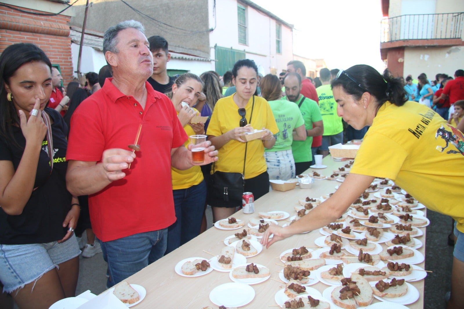 El convite del pincho de las peñas de Aldeanueva de Figueroa, todo un éxito