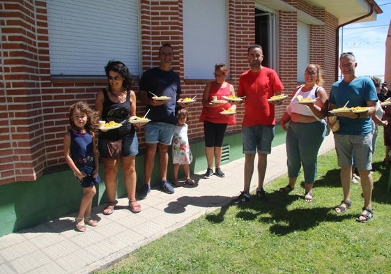 Un grupo de vecinos con sus platos de paella en Gomecello