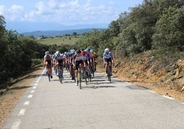 Ciclistas de categoría cadete en la prueba celebrada el pasado mes de junio en Siega Verde.