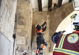 Los bomberos retirando parte de la bovedilla de la Plaza Mayor.