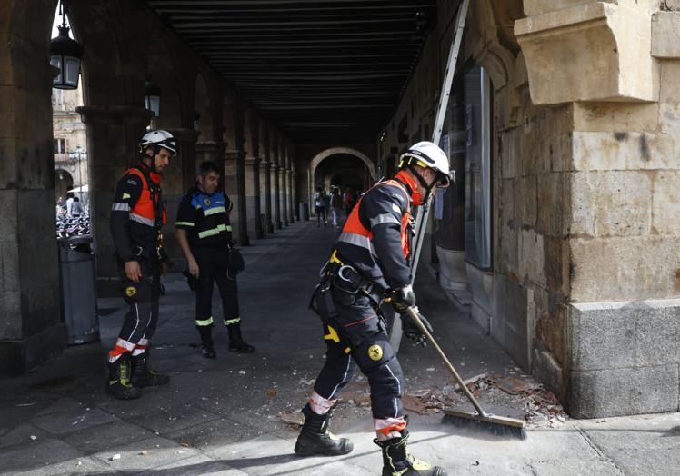 Imagen principal - Imágenes de la actuación de los Bomberos.