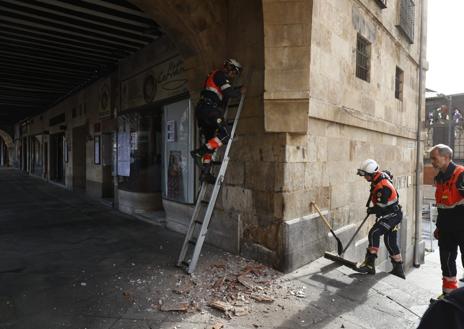 Imagen secundaria 1 - Imágenes de la actuación de los Bomberos.