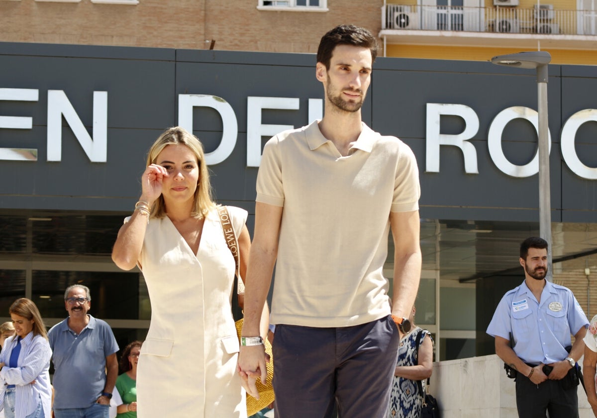 Sergio Rico saliendo del hospital acompañado por su mujer, Alba Silva, tras recibir el alta después de casi tres meses.