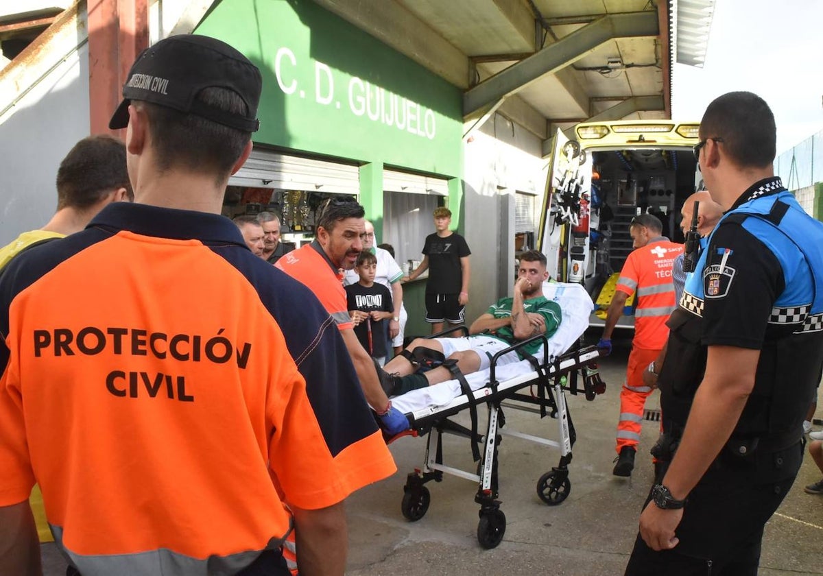 El defensa del Guijuelo Carlos Quintana es trasladado en ambulancia.