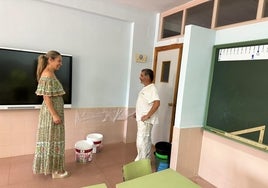 La edil Marta Labrador visitando los trabajos de acondicionamiento de los centros educativos.