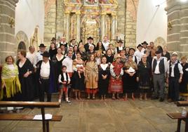 Imagen de todos los participantes en la escenificación de la Boda Típica en el Interior de la iglesia de Sorihuela