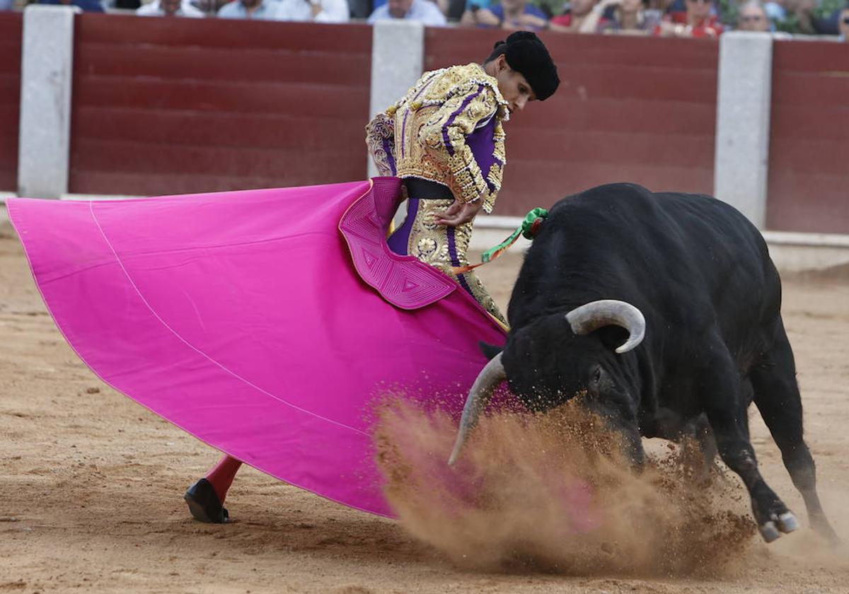 Torera revolera de Diosleguarde para dejar en suerte al toro en el caballo en Guijuelo.