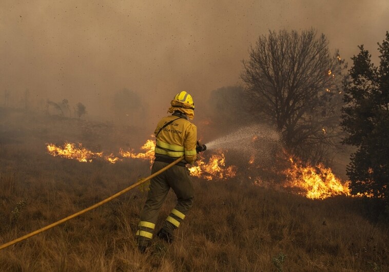 Efectivos de bomberos durante el incendio de la Sierra de la Culebra, 2021.