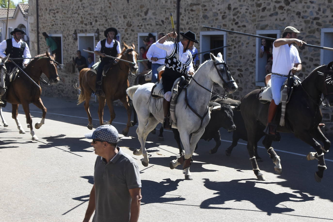 Herido un caballo en un deslavazado y largo tercer encierro guinaldés