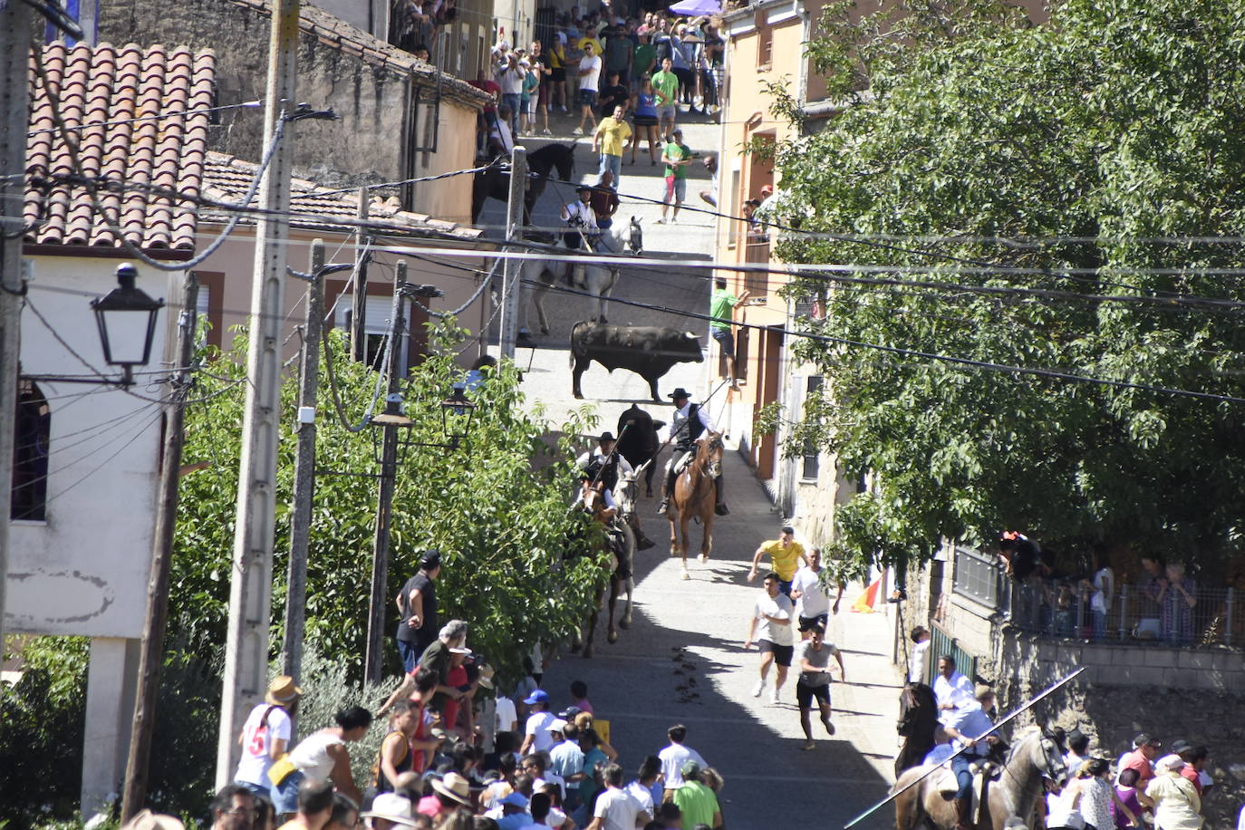 Herido un caballo en un deslavazado y largo tercer encierro guinaldés