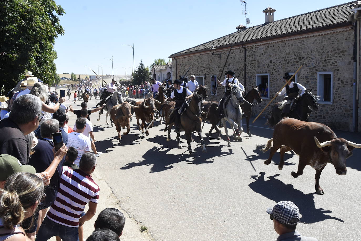 Herido un caballo en un deslavazado y largo tercer encierro guinaldés