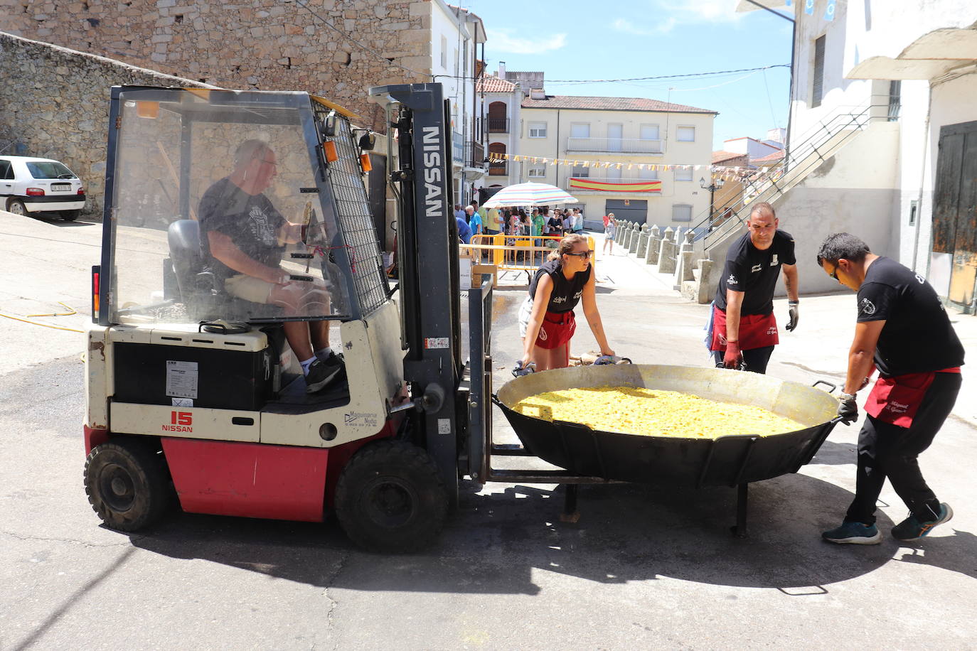 Ledrada disfruta de su paella sin miedo al calor