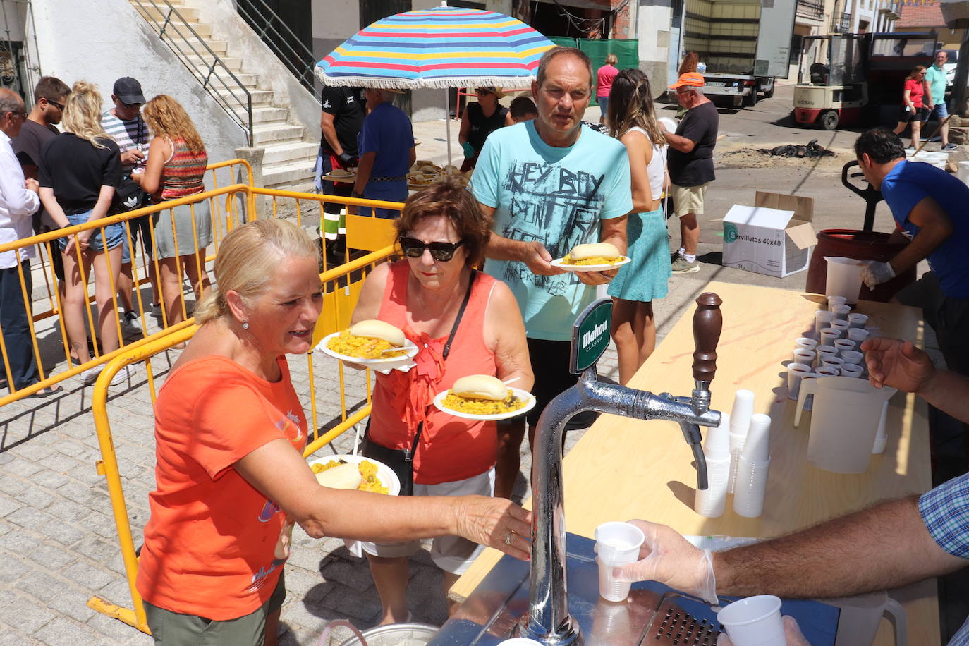 Ledrada disfruta de su paella sin miedo al calor