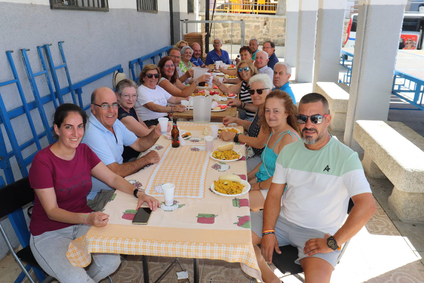 Ledrada disfruta de su paella sin miedo al calor