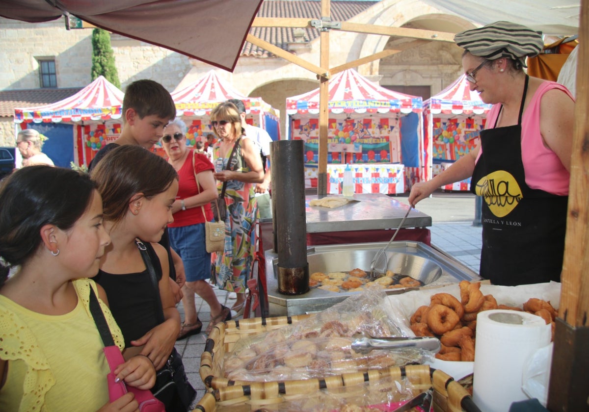 El mercado más artesano logra llenar Calzada de Valdunciel