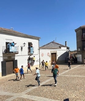 Imagen secundaria 2 - Las peñas son las protagonistas del último día festivo en Fuenteguinaldo.