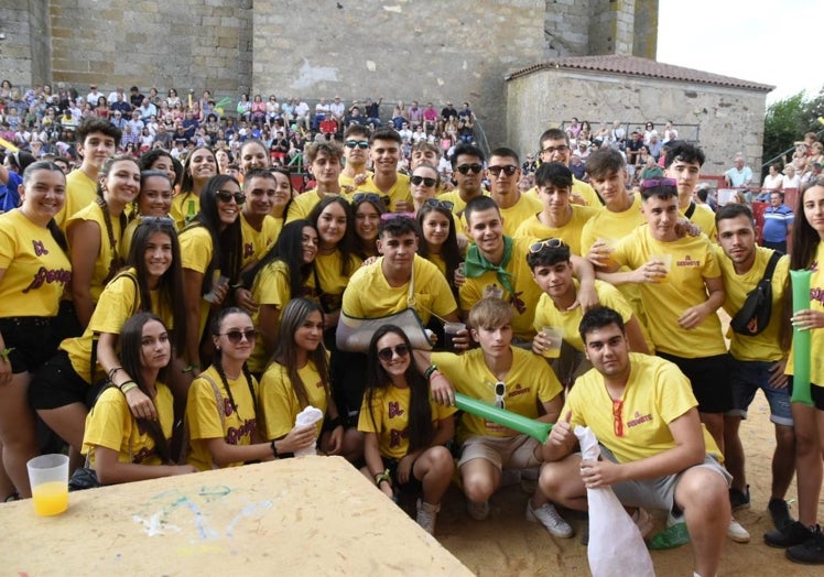 Imagen principal - Las peñas son las protagonistas del último día festivo en Fuenteguinaldo.