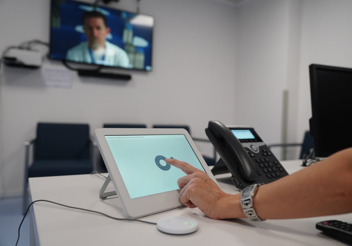 La telepresencia conecta al Hospital con los centros de salud.