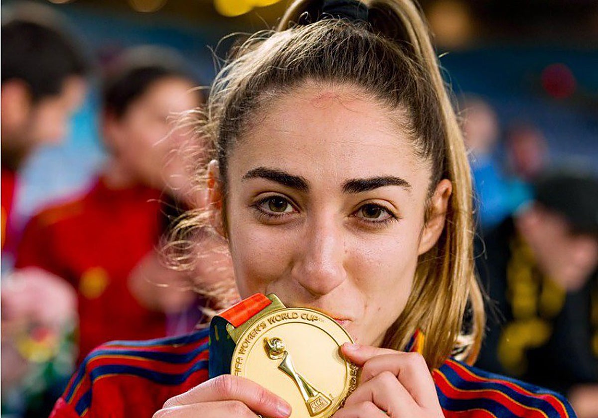 Olga Carmona con la medalla de campeona del mundo.