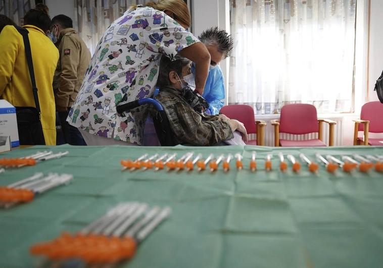 Sanidad plantea una nueva vacunación conjunta covid-gripe pero para menos gente