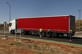 Agentes investigan las circunstancias tras el accidente.