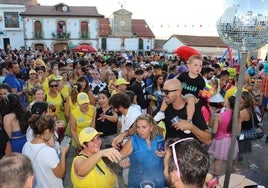 Los vecinos disfrutaron del lanzamiento del chupinazo en la Plaza