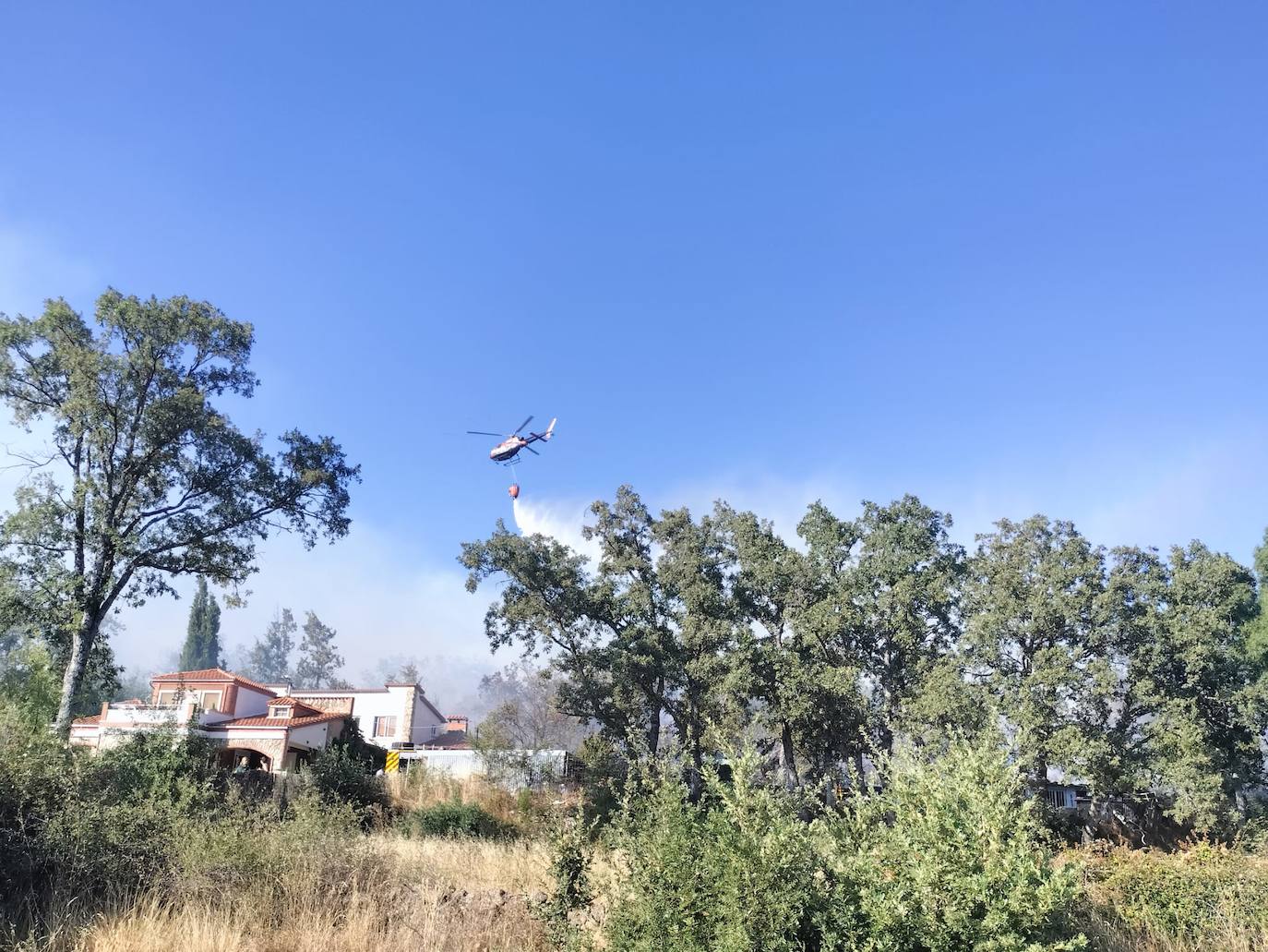 Las imágenes del incendio que asustó a los vecinos de Navacarros y Vallejera