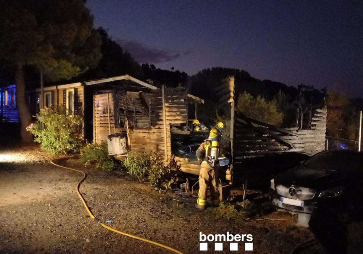 El bungalow una vez extinguido el incendio.