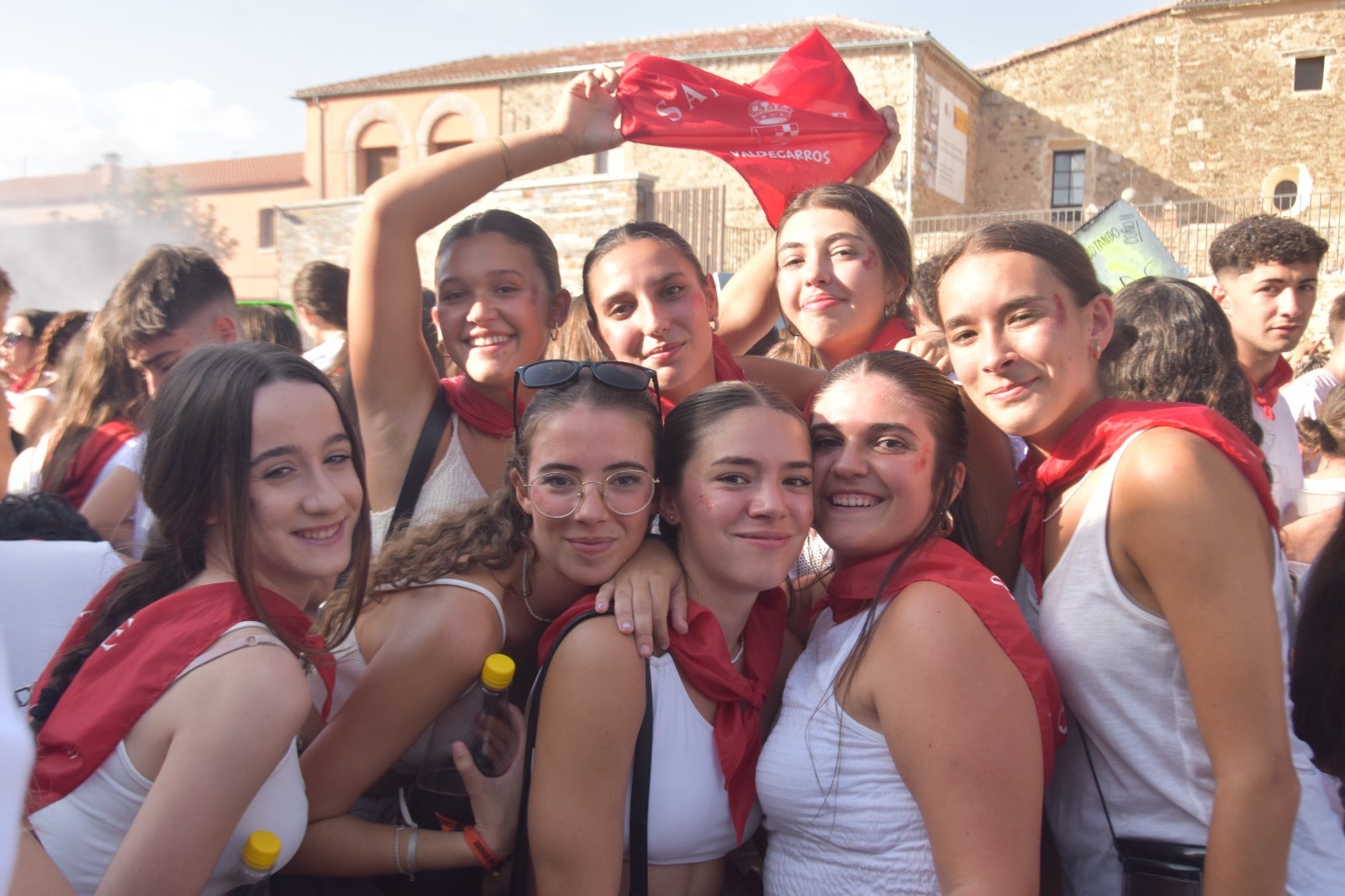 Música, agua y peñas vestidas de blanco y rojo para iniciar la fiesta en Alba de Tormes