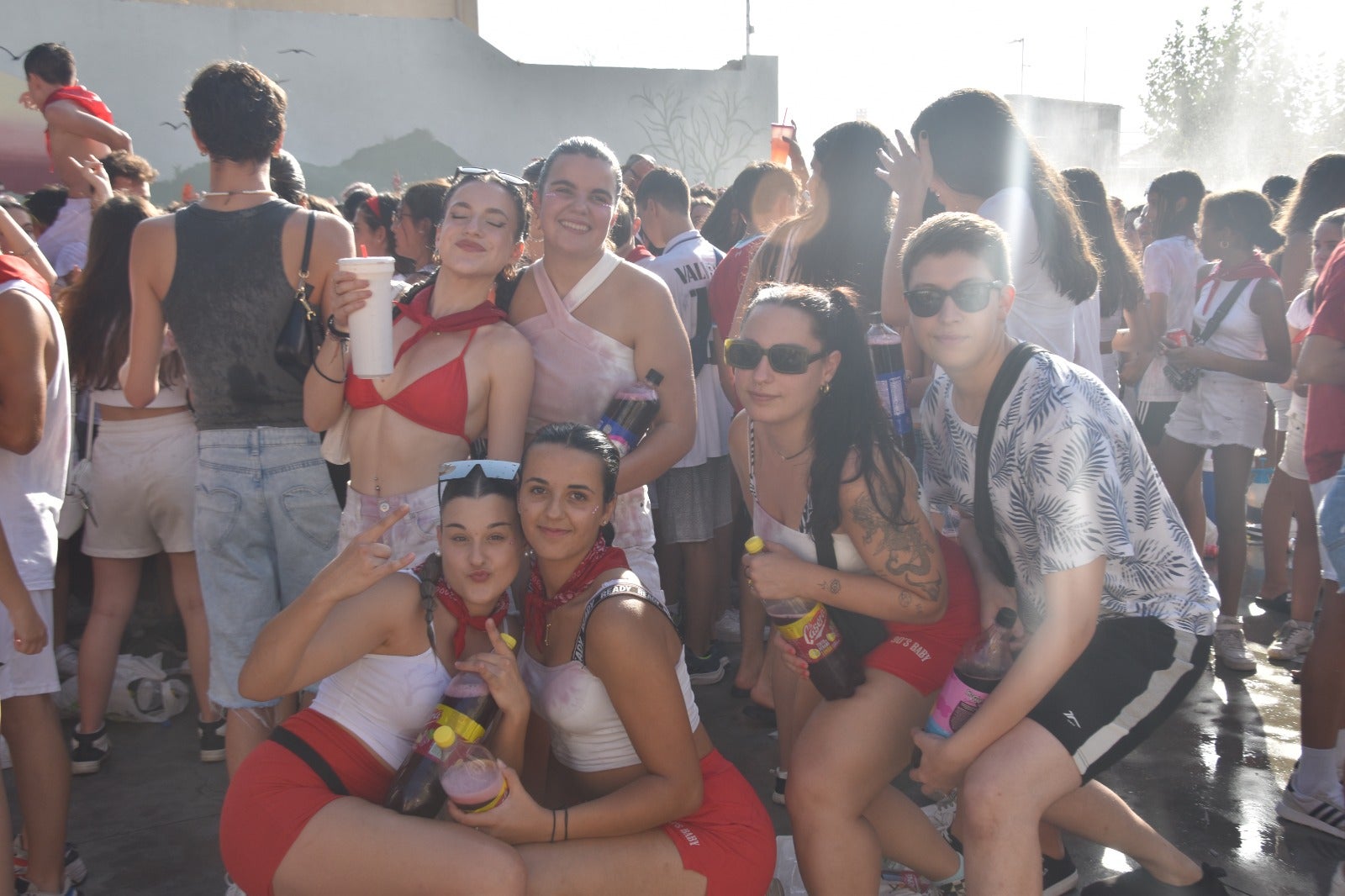 Música, agua y peñas vestidas de blanco y rojo para iniciar la fiesta en Alba de Tormes