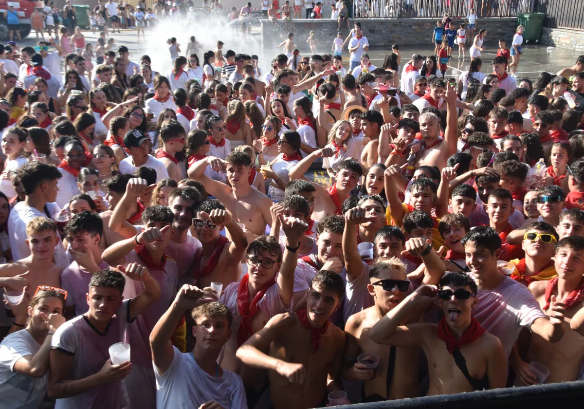 Música, agua y peñas vestidas de blanco y rojo para iniciar la fiesta en Alba de Tormes