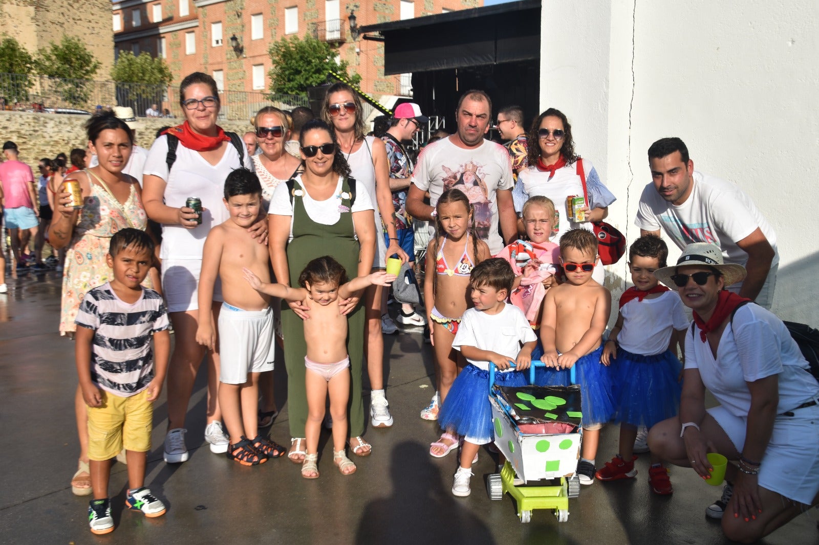 Música, agua y peñas vestidas de blanco y rojo para iniciar la fiesta en Alba de Tormes