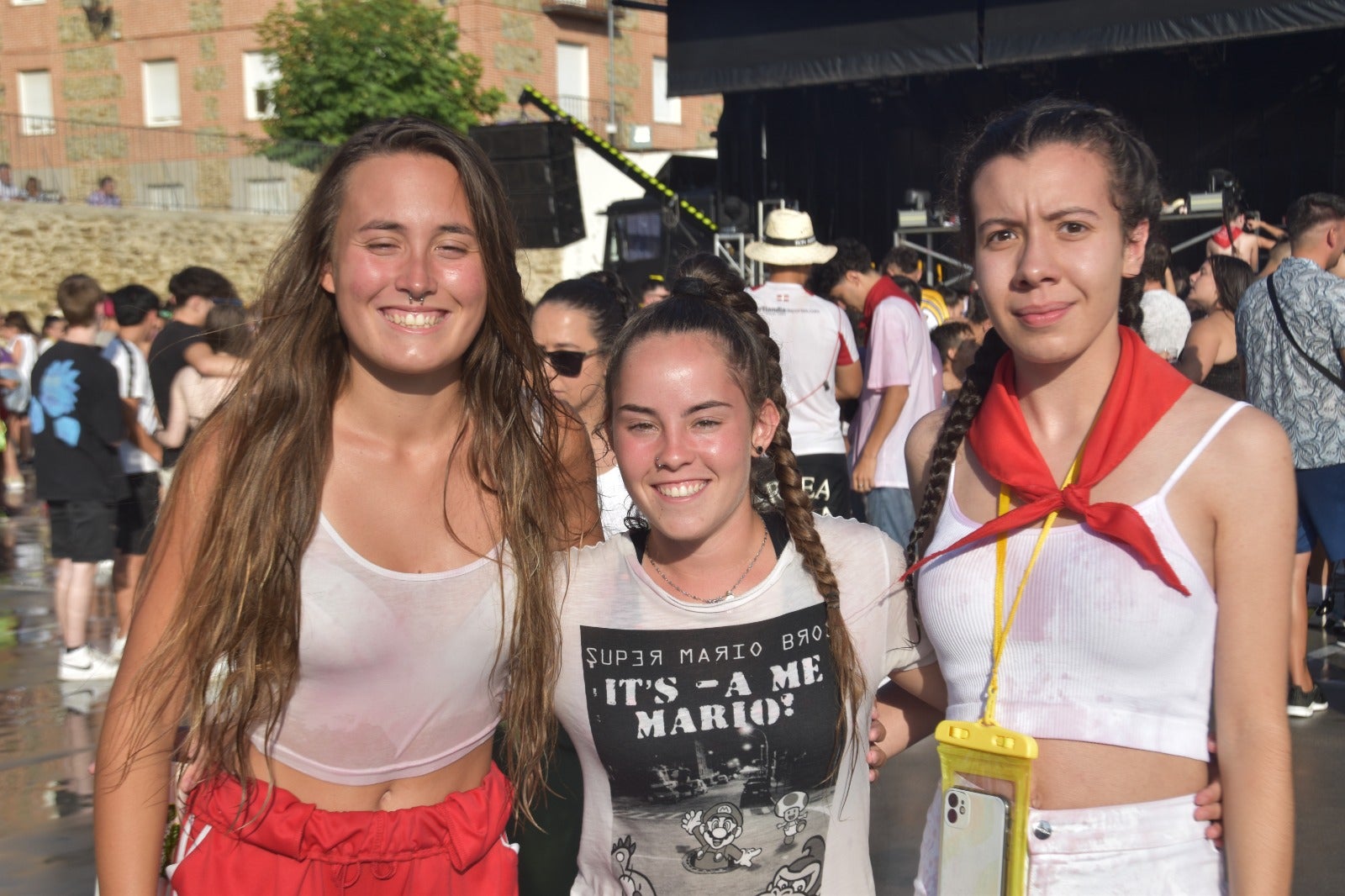 Música, agua y peñas vestidas de blanco y rojo para iniciar la fiesta en Alba de Tormes