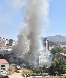 Imagen secundaria 2 - Imagénes de los vecinos en el exterior de sus viviendas así como el operativo policial y la intensa nube de humo.