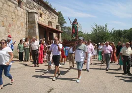 La salida de la procesión de San Bartolomé en Villagonzalo de Tormes
