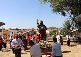 Momento en el que la imagen de San Bartolo llega al templo tras la celebración de la procesión