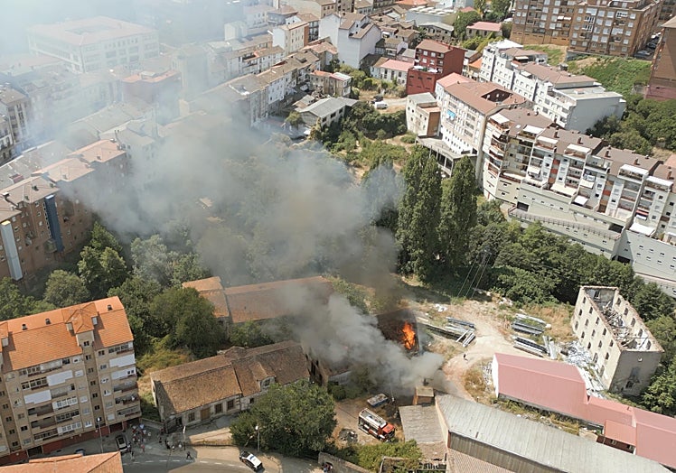 Imagen aérea del incendio declarado en la zona industrial existente en la carretera de Ciudad Rodrigo.