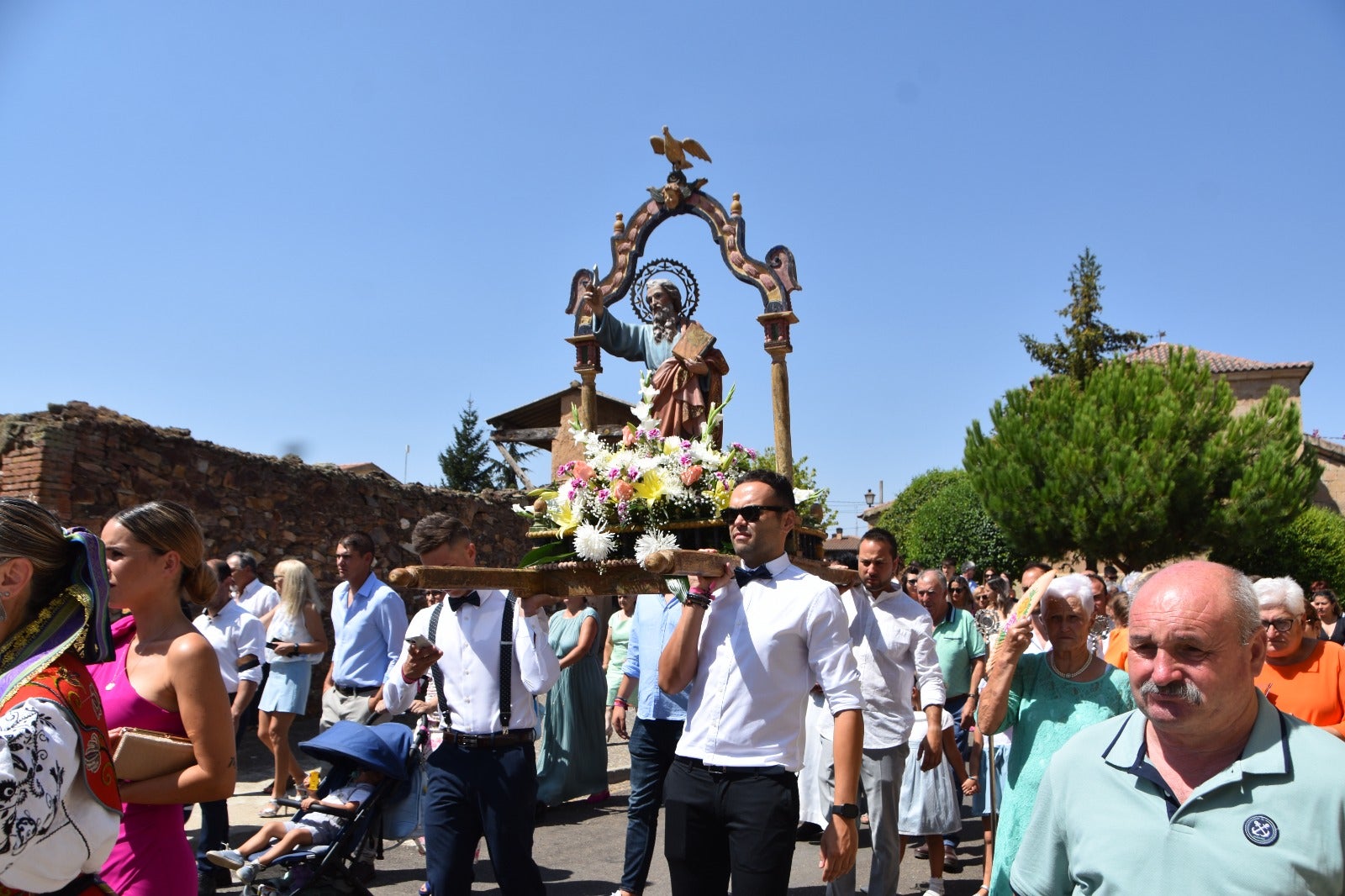 Procesión de gala en Golpejas por San Bartolomé