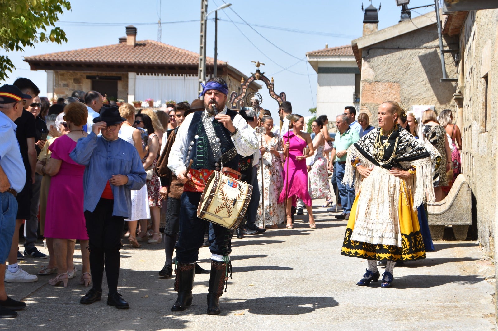 Procesión de gala en Golpejas por San Bartolomé