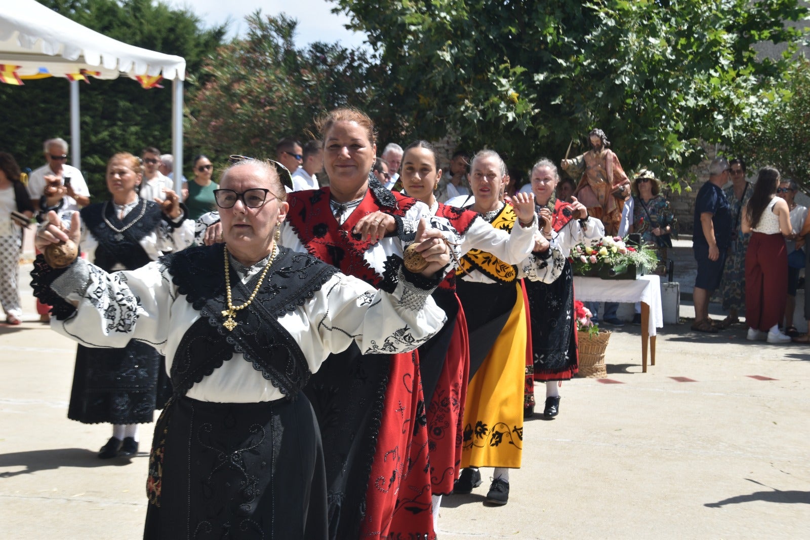 Bailes y vítores en el día grande de Martinamor