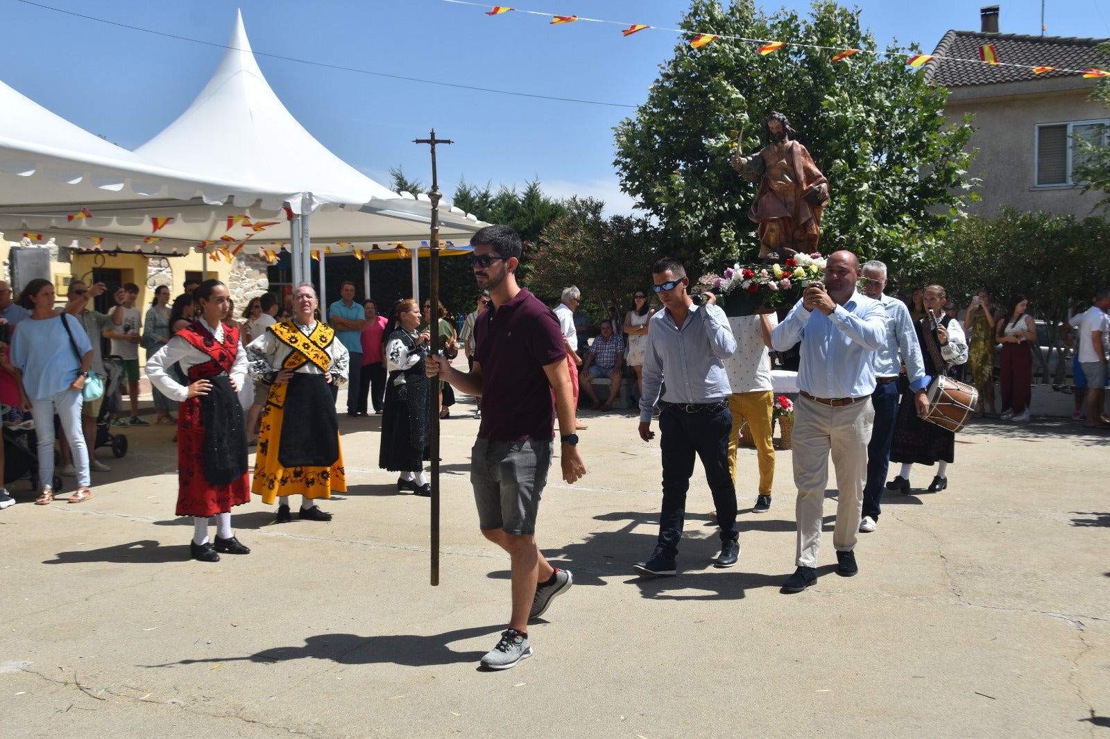 Bailes y vítores en el día grande de Martinamor