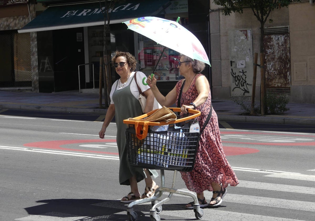 Los paraguas forman parte del paisaje habitual también por el calor en Salamanca.